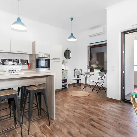 In With House Sea View Διαμέρισμα